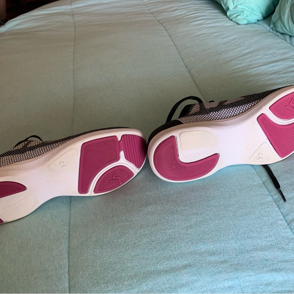 Vionic Sneaker - Picture 4 of 5